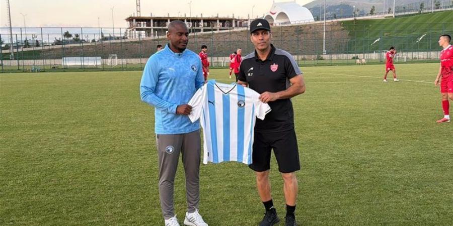 موكوينا يهدي الجهاز الفني لبيرسبوليس الإيراني قميص بيراميدز (صور) - المدينة برس