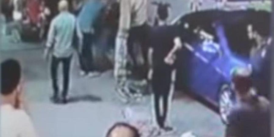 بسبب أولوية المرور في حلوان، مشادة الشارع تنتهي بجرح في الوجه وسقوط السائق (فيديو) - المدينة برس