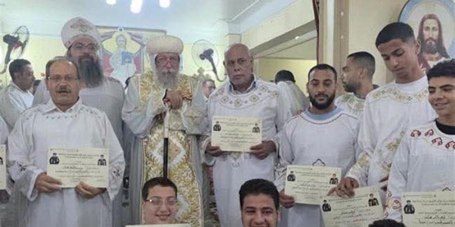 الأنبا إيلاريون يرسم 14 شماسا ويدشن أواني المذبح ويودع رفات الشهيد مار مينا بكنيسة البيضا - المدينة برس