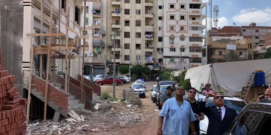 بعد سقوط جزء من عقار، محافظ الدقهلية يتفقد شوارع طلخا ويوجه بإزالة التجاوزات (صور) - المدينة برس