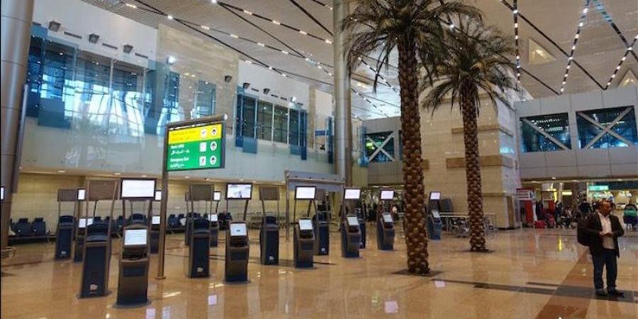 مطار القاهرة يكرم موظفا رفض تقاضي أموال مقابل خدمة راكبة - المدينة برس