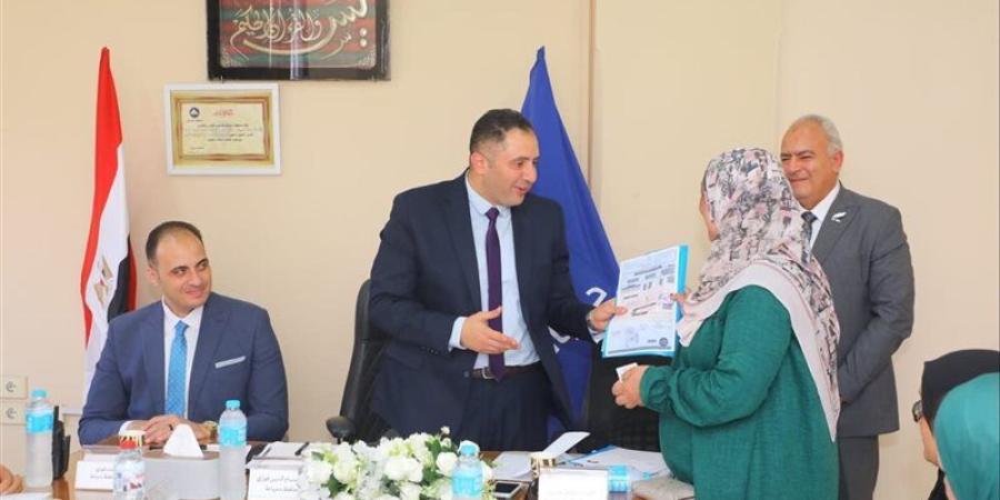 محافظ دمياط يلتقي أهالي السرو ضمن مبادرة "المحافظ هيجيلك" ويشدد على سرعة حل الشكاوى - المدينة برس