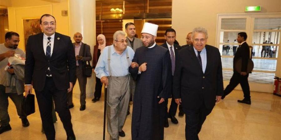 الأزهري يشيد بمسيرة الفنان فاروق فلوكس ويؤكد: "نهضة الأمم تبدأ من الأسرة الواعية" (صور) - المدينة برس