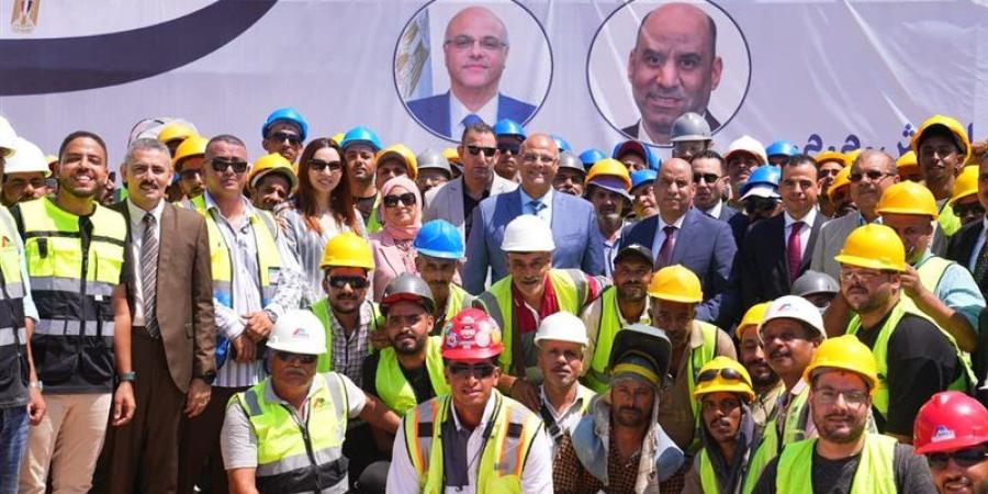 وزير العمل يتابع استخراج شهادات المهارة مجانا لدعم العمالة غير المنتظمة بالإسكندرية - المدينة برس