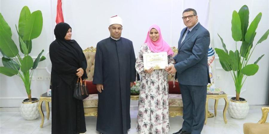 محافظ قنا يكرم أوائل المعاهد الأزهرية.. ويؤكد: التفوق هو ثمرة الجد والاجتهاد (صور) - المدينة برس