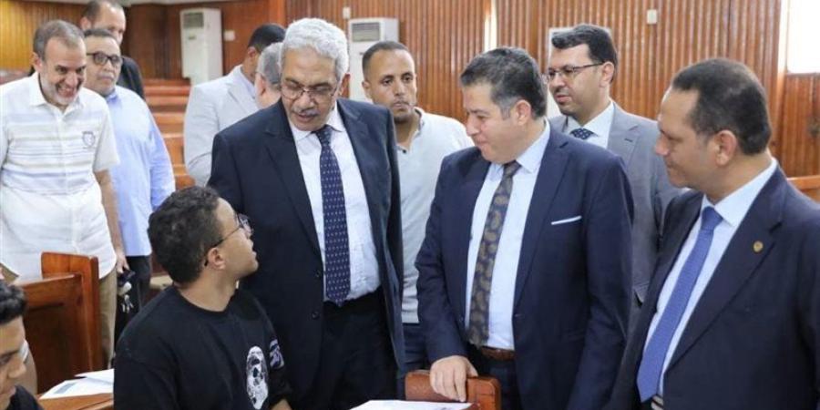 ماذا فعل محمود صديق في أول أيام توليه رئاسة جامعة الأزهر؟.. يستقبل المهنين بالمنصب الجديد.. يعتمد فتح باب القبول بمعاهد التمريض.. ويتفقد اختبارات القدرات بكليات التربية (صور) - المدينة برس