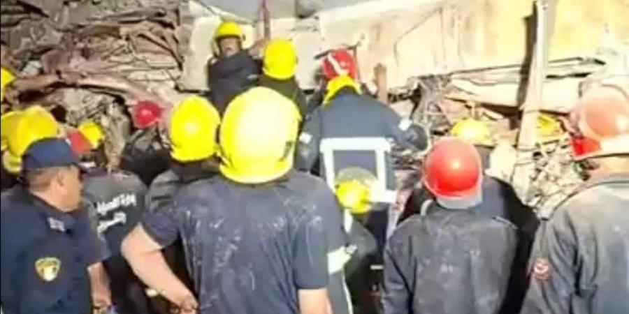 انتشال جثماني رجل وامرأة من تحت انقاض عقار زفتى المنهار بالغربية - المدينة برس