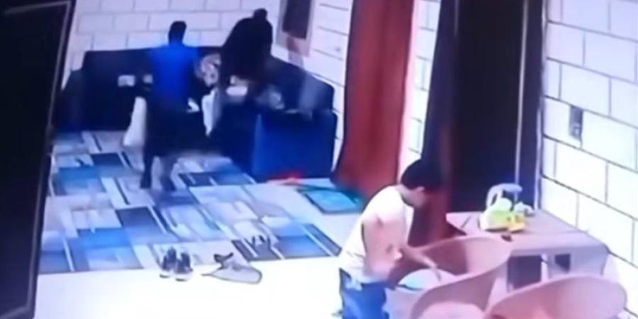 منزل تحول إلى مسرح للرعب، اختطاف شخص والاعتداء عليه أمام ابنه (فيديو) - المدينة برس