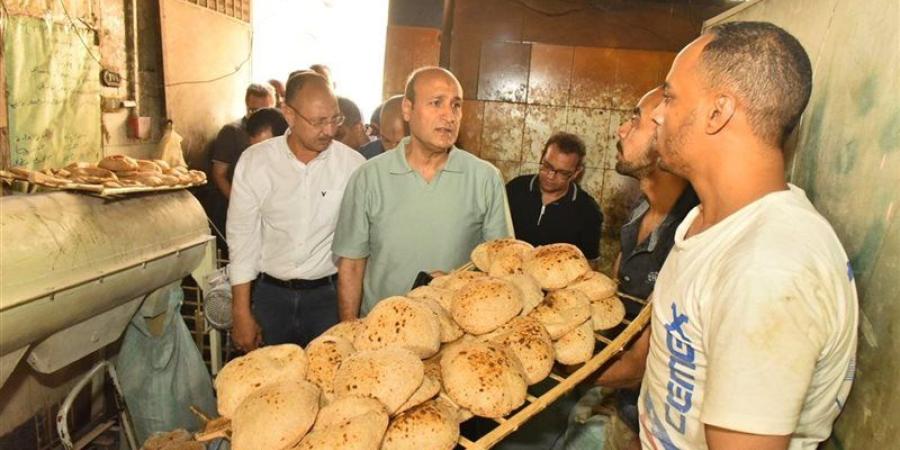 محافظ أسيوط يفاجئ المخابز البلدية بحي شرق لمتابعة جودة الخبز ويراقب نقل الدقيق المدعم لمنع تهريبه (فيديو) - المدينة برس