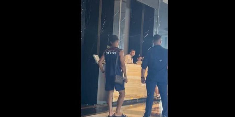 إعلامي تركي يكشف حكاية فيلا محمد صلاح الفاخرة وسر تواجده في الفندق (فيديو) - المدينة برس