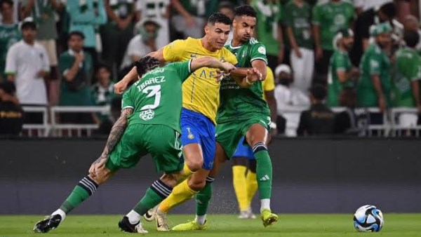 جولة مؤجلة تشعل القمة والقاع.. الأهلي يطارد الصدارة وديربي الشرقية يعيد خلط أوراق الدوري السعودي