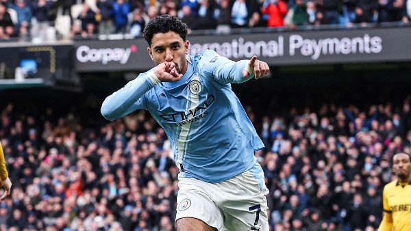 مانشستر سيتي يحسم موقفه من انتقال عمر مرموش إلى برشلونة