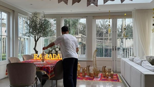 محمد صلاح يحتفل بقدوم شهر رمضان بالزينة والفوانيس