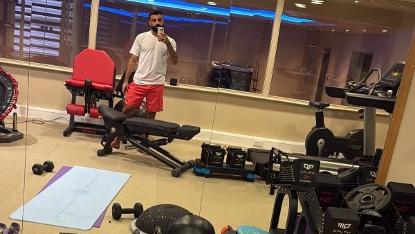محمد صلاح يشارك جمهوره صورا من الجيم