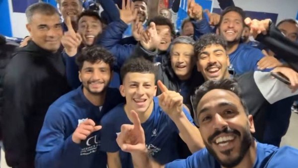محمود كهربا يحتفل مع زملائه بصعود إنبى لنصف نهائى كأس مصر | شاهد