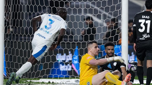 دوري روشن السعودي| الهلال يتقدم على الشباب 3-2 في الشوط الأول