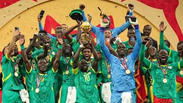 أزمة لقب أمم أفريقيا 2025 تتصاعد.. السنغال تتهم الكاف وتحتفل في فرنسا.. والمغرب تسجل بالصوت والصورة فى ملف جديد للمحكمة