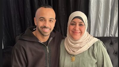 على أنغام ست الحبايب.. أفشة يحتفل بعيد الأم بصورة مؤثرة