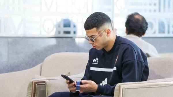 حجامة إمام عاشور تثير الجدل في مطار القاهرة قبل السفر لـ تونس