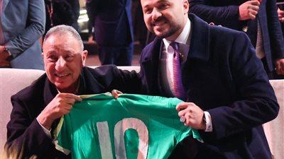 مقتنيات تاريخية في مزاد الخير.. النائب محمد الجارحي يفوز بالمزاد الخيري لمؤسسة الأهلي للتنمية المجتمعية خلال حفل إطلاق المؤسسة