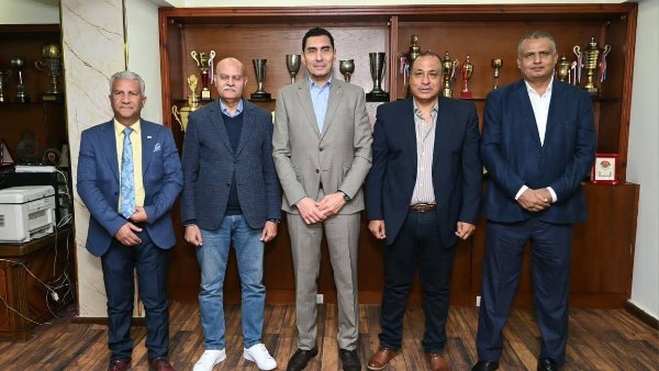 لقطات من زيارة جوهر نبيل لـ مجلس إدارة الإسماعيلي والفريق