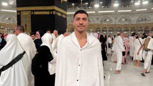 محمد شريف يشارك جمهوره صورا من العمرة