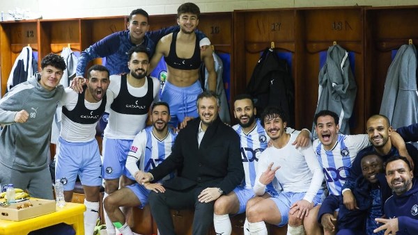 رئيس نادي بيراميدز يحتفل مع اللاعبين بالفوز على حرس الحدود