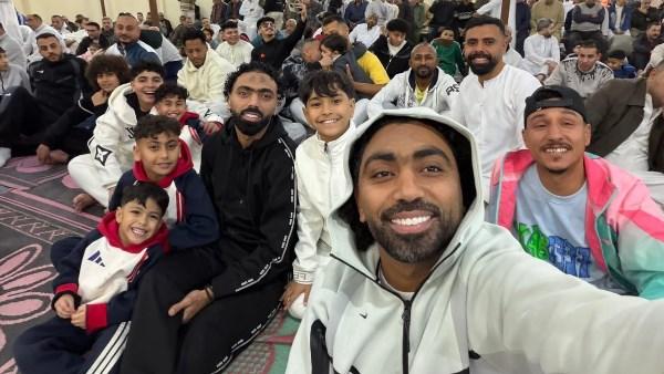 حسين الشحات يحتفل بعيد الفطر مع أهالي منطقته بمدينة السلام