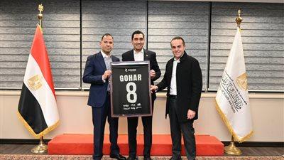 سيف الوزيري يهدي جوهر نبيل تيشيرت منتخب مصر