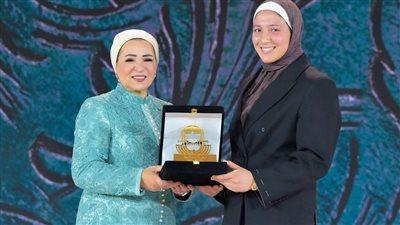 السيدة انتصار السيسي تكرم بطلة الجودو صفا سليمان في يوم المرأة المصري