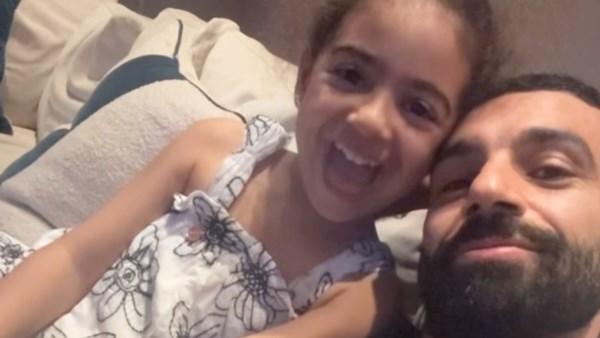محمد صلاح يخطف الأضواء في فيديو مع ابنته