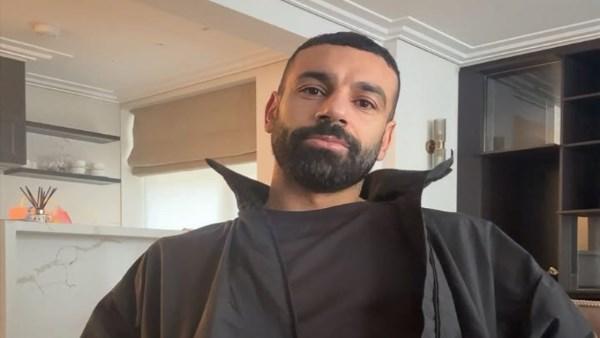 بلوفر ملون .. محمد صلاح يتألق في أحدث ظهور.. شاهد
