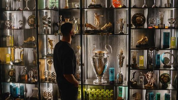 إعلامي عن محمد صلاح : أرقام وبطولات تعادل تاريخ أندية