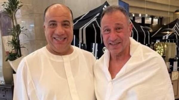 محمود الخطيب يؤدي مناسك العمرة بصحبة محمد مصيلحي