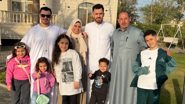 بالجلباب.. محمود الونش يحتفل بعيد الفطر بصحبة عائلته.. صور
