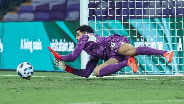 رغم الهزيمة من الترجي.. إعلامي يتغنى بلاعب الأهلي: عالمي