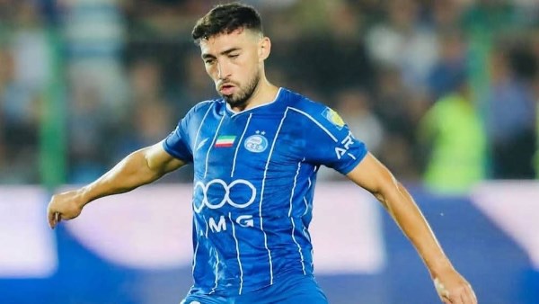 المغربي منير الحدادي عالق في إيران بسبب إغلاق المجال الجوي