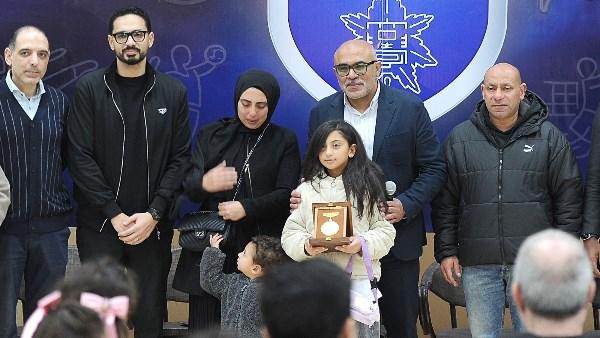 الزهور يكرم أبنة الشهيد ومحاربة السرطان في إفطار أسرة الرياضة