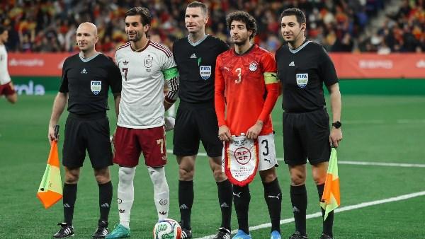 أزمة مباراة مصر وإسبانيا.. تحرك دبلوماسي سريع من السفير المصري