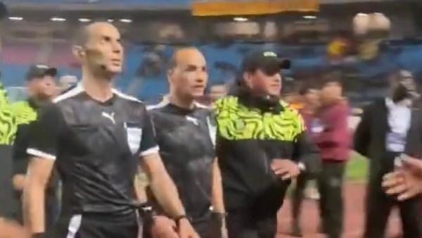 بعد إلقاء قوارير مياه.. خروج حكام مباراة الترجي وصنداونز برادس في حراسة الأمن