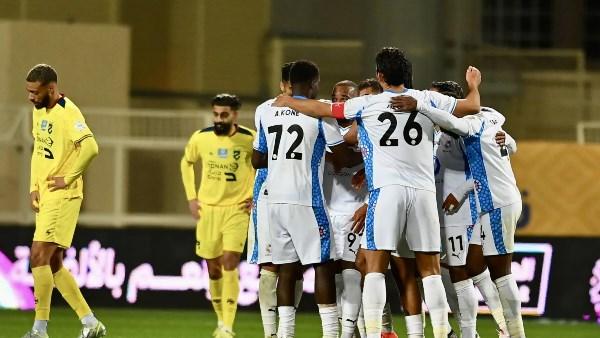 بن رحمة يمنح نيوم التقدم على الحزم في الشوط الأول بالدوري السعودي