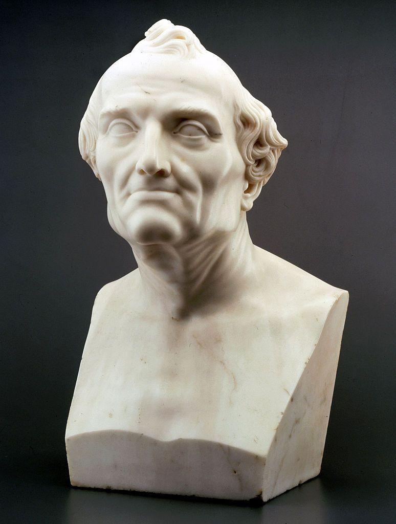 تمثال لأميريغو فسبوتشي من أعمال جوزيبي تشيراكّي، وقد نُحت نحو عام 1815 وهو من الرخام بأبعاد 53.4 سم × 31.8 سم، ويوجد في البيت الأبيض