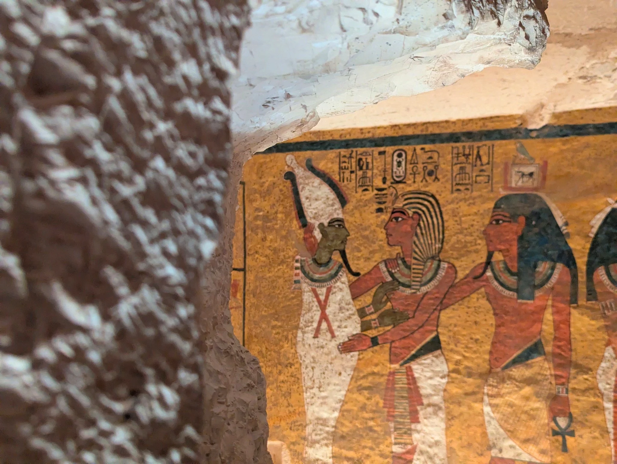 النقوش والألوان البديعة داخل مقبرة الملك الصغير توت عنخ آمون