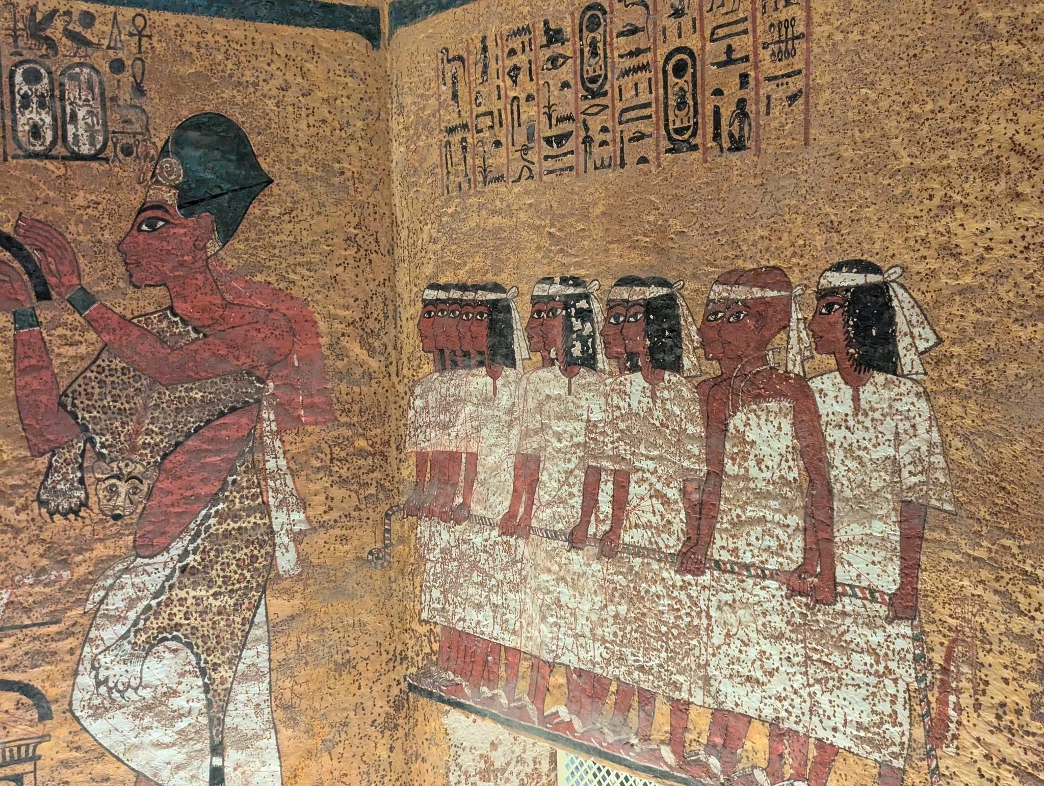 رسومات منذ آلاف السنين فى مقبرة الملك الصغير توت عنخ آمون