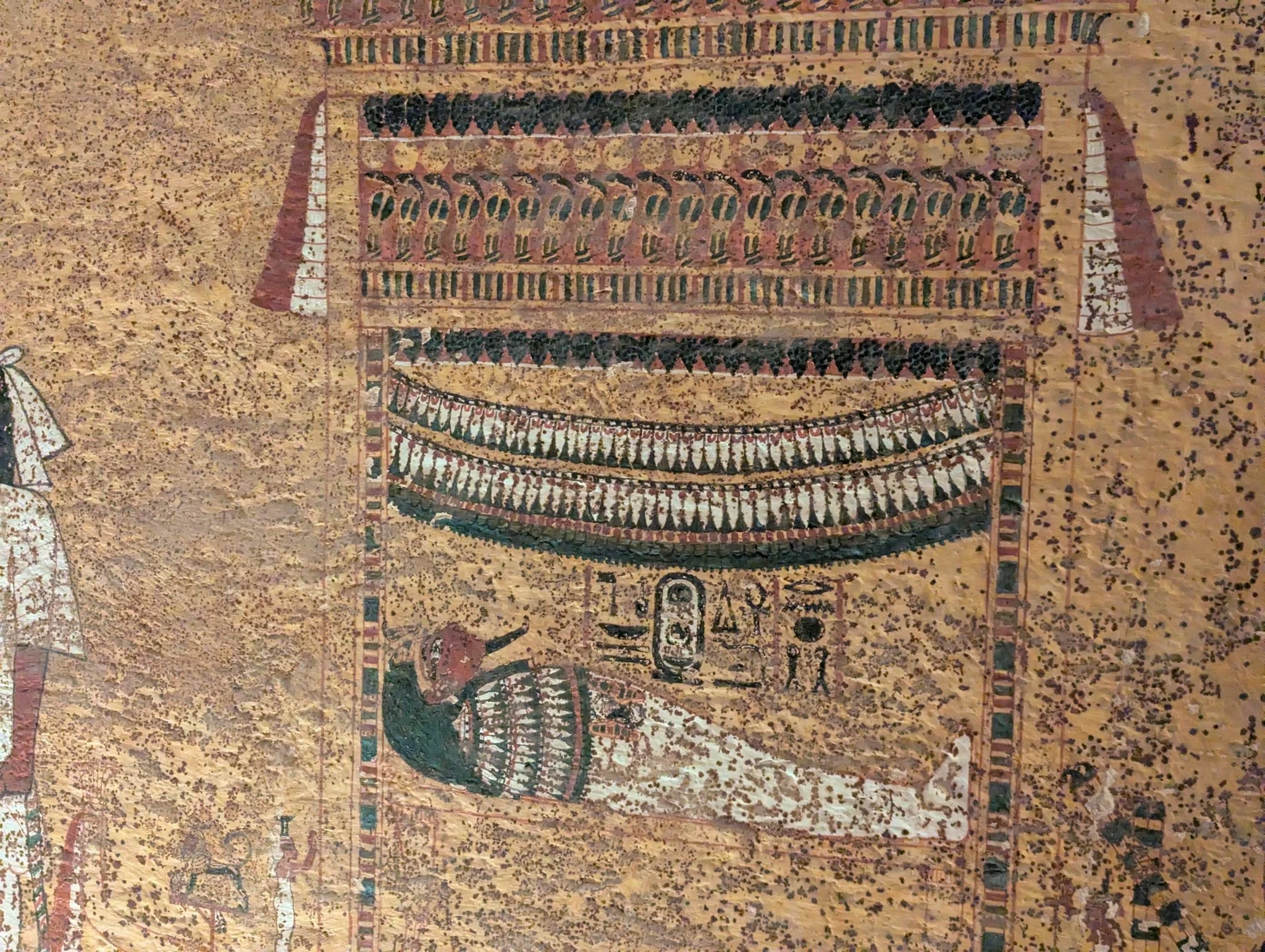 جانب من النقوش البديعة داخل مقبرة الملك الصغير توت عنخ آمون