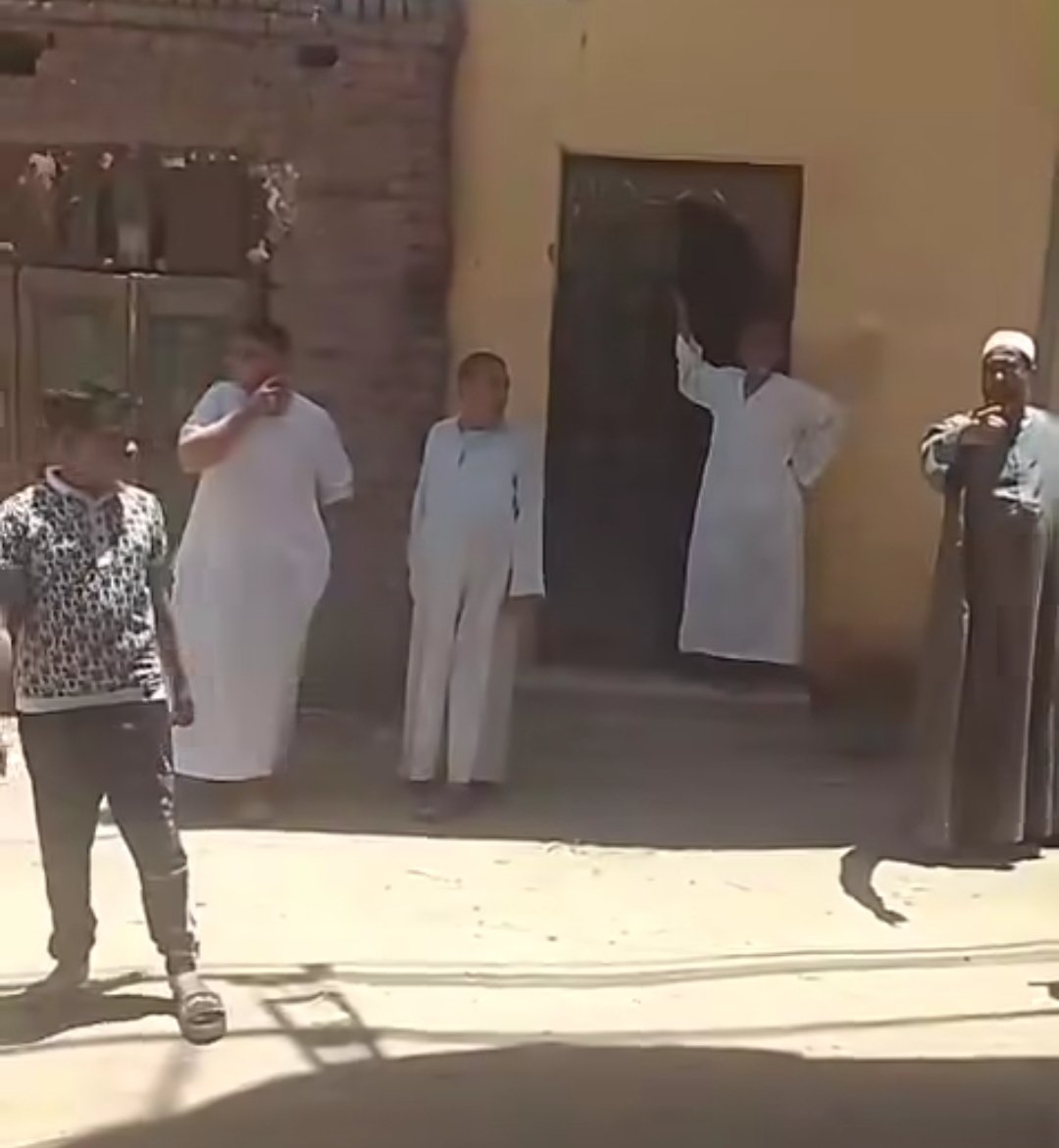 الأهالى امام المسجد 