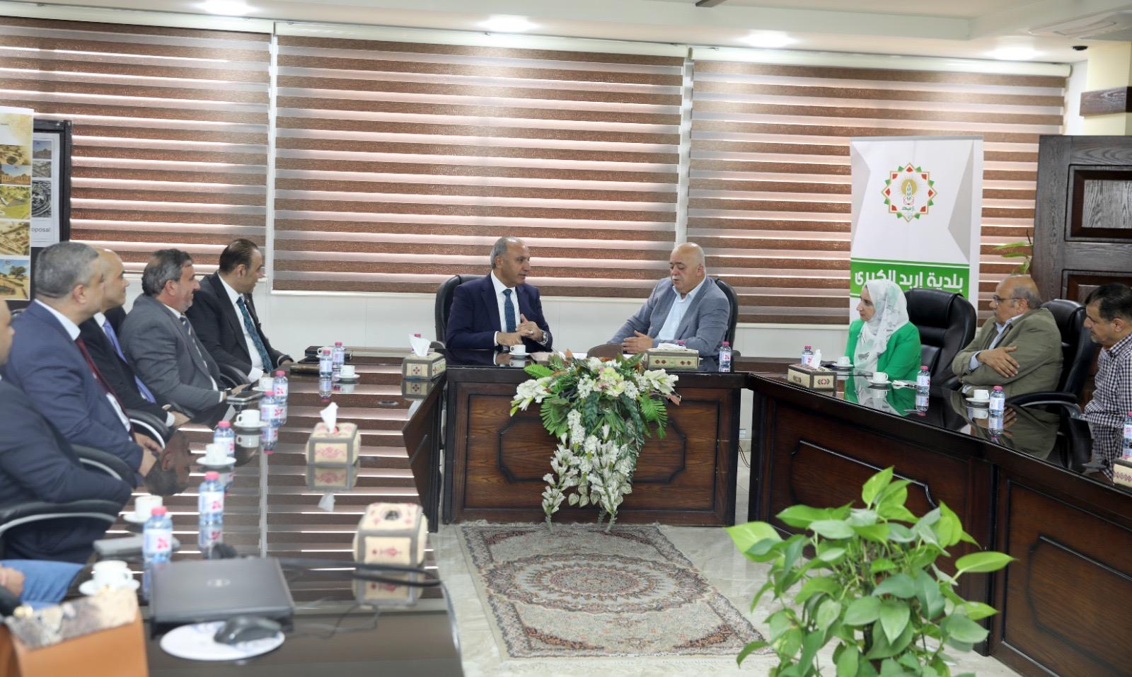 الشواربة يزور بلدية إربد الكبرى