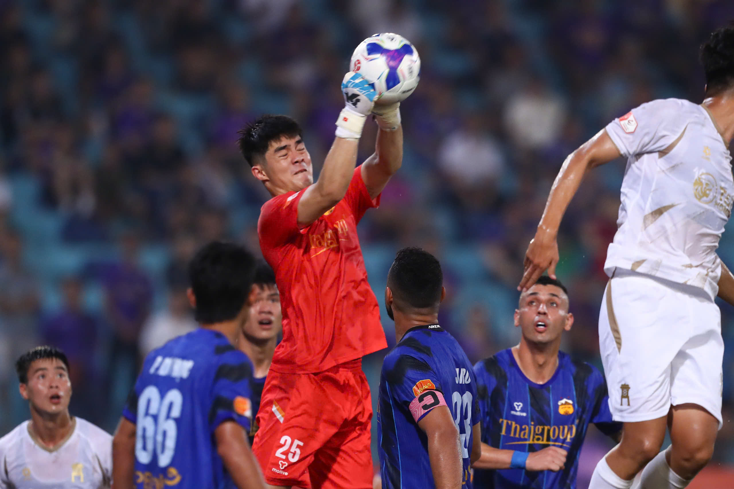 Lửa sém chân mày, HAGL chờ người hùng U.23 Việt Nam tỏa sáng: Thủ môn Trung Kiên mau khỏe lại đi!- Ảnh 1.