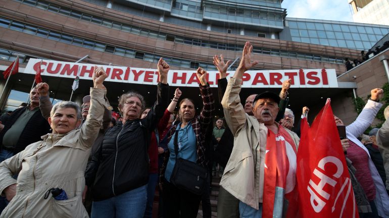 People shout slogans as they gather outside the main opposition Republican People's Party (CHP) headquarters in Ankara, Turkey, May 21, 2026. REUTERS/Efekan Akyuz