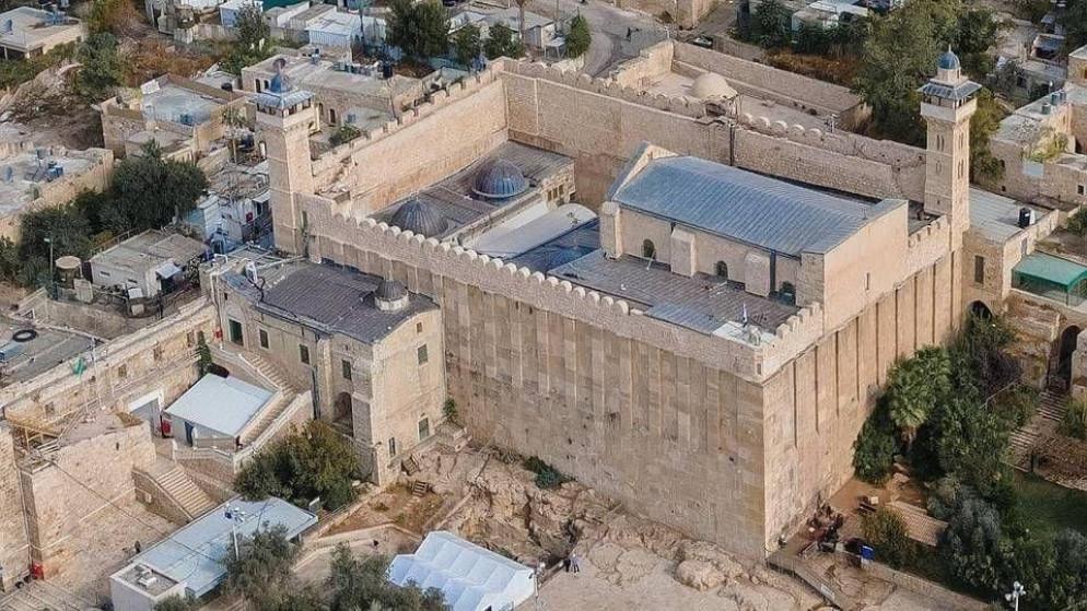 انتهاك صارخ في الخليل: الاحتلال يفرض واقعا تهويديا على الحرم الابراهيمي
